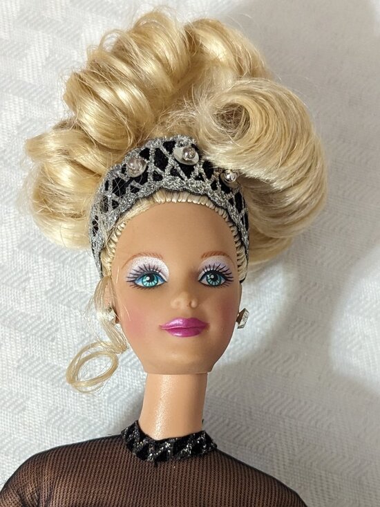 Vintage Holiday Barbie 1998 - Picture 6 of 9